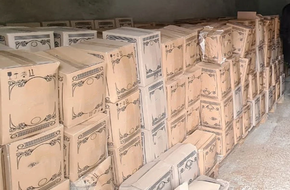 У Чернівцях на підпільних складах вилучили понад 800 бегінбоксів з горілкою