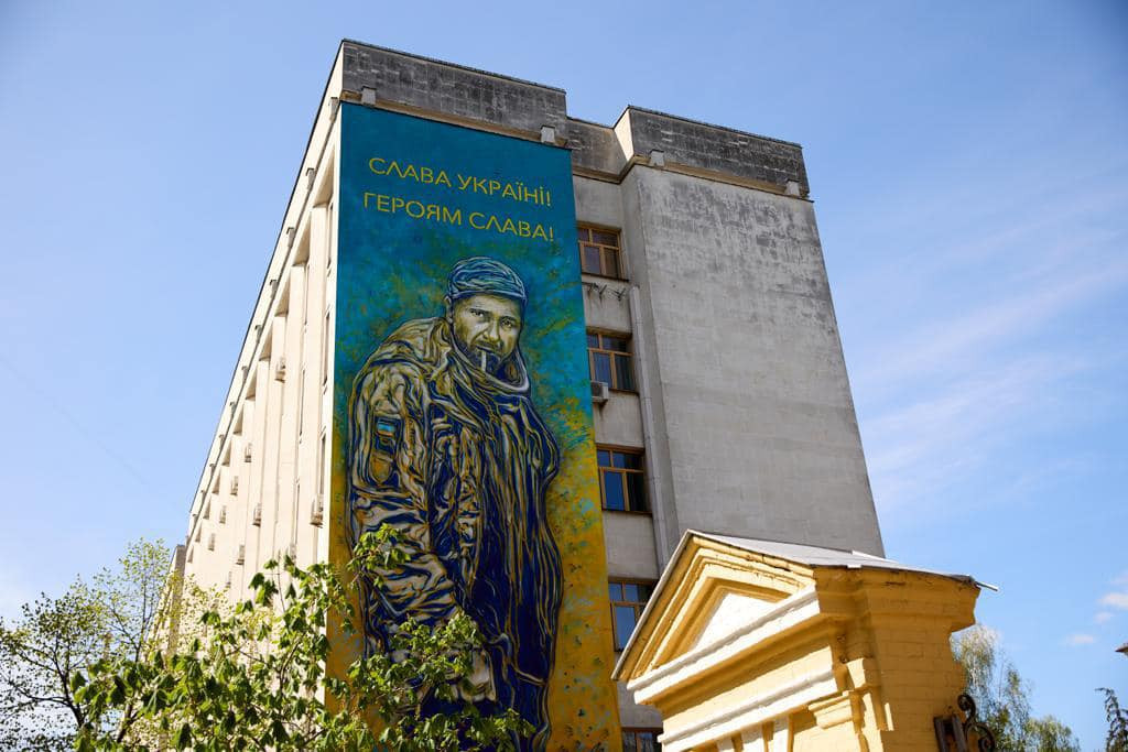 на фото: мурал