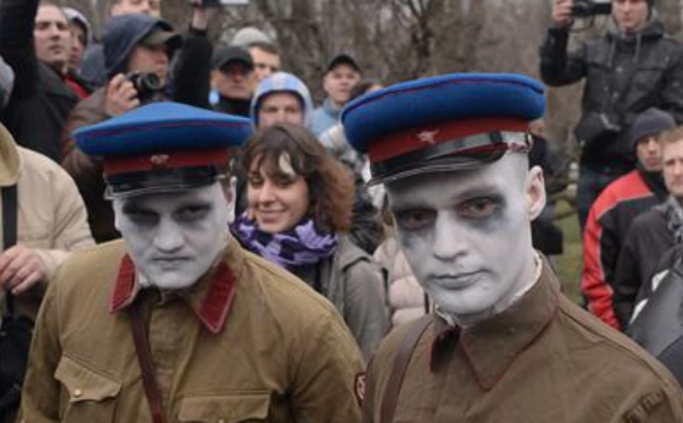 Перфоманс на тему історичної пам'яті біля пам'ятнику Ватутіну в Києві. 2013 рік