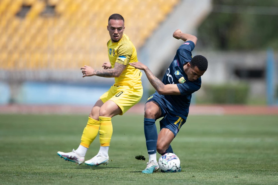 Пеглоу (ліворуч), "Дніпро-1" - "Металіст"