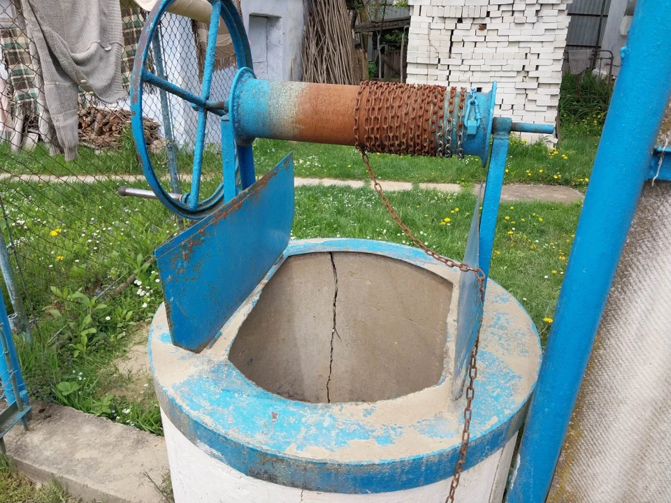пошкоджена криниця у Розвадові