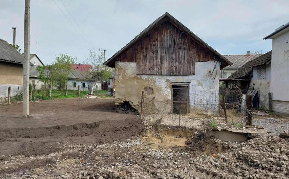 пошкоджений будинок у Розвадові