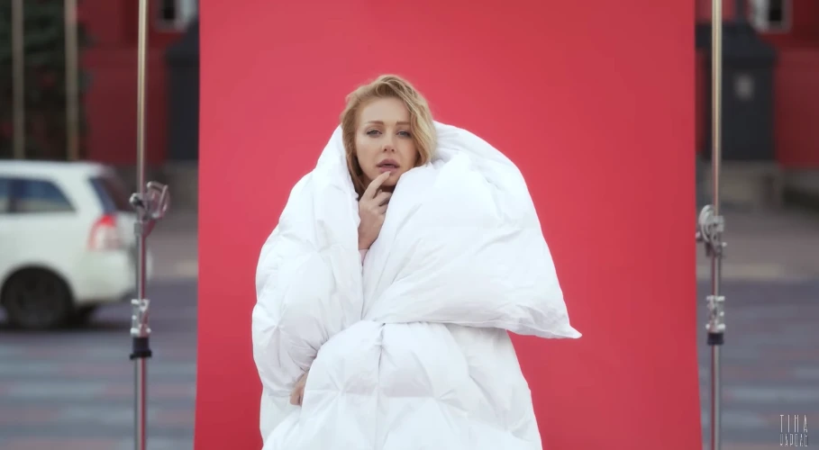 На фото: Тіна Кароль перезняла кліп на пісню "Мед"