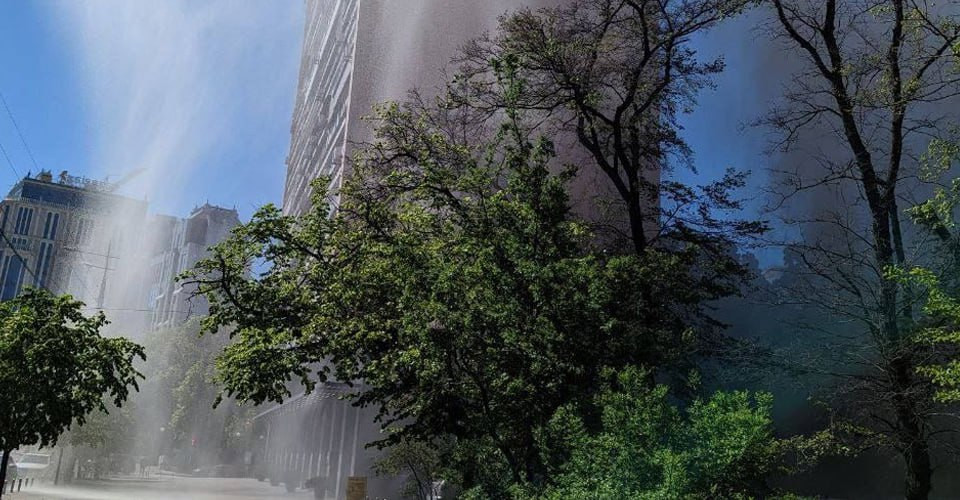 Прорыв водопровода в Киеве: напор воды почти за высоту многоэтажки