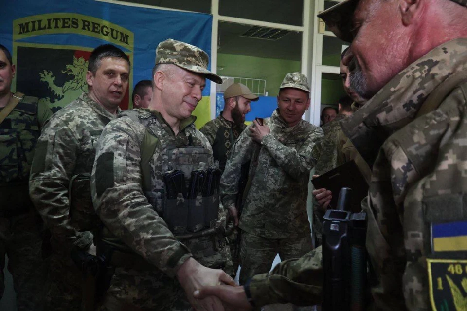 Сирський на передовій нагородив кращих піхотинці