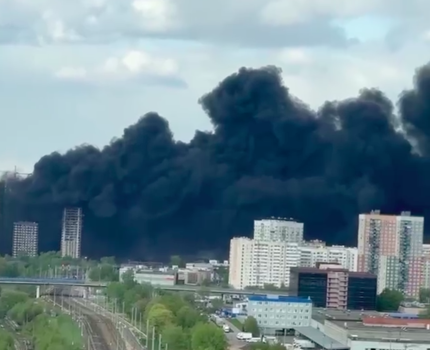Что горит в москве сейчас 25 мая. Пожар в москве очаково-матвеевское. очаково-матвеевское пик. новое очаково пик пожар. черный дым.