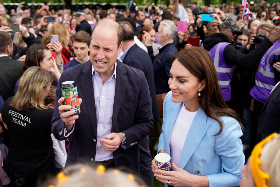На фото: Принц Вільям та Кейт Міддлтон зустрілись з фанатами королівської родини