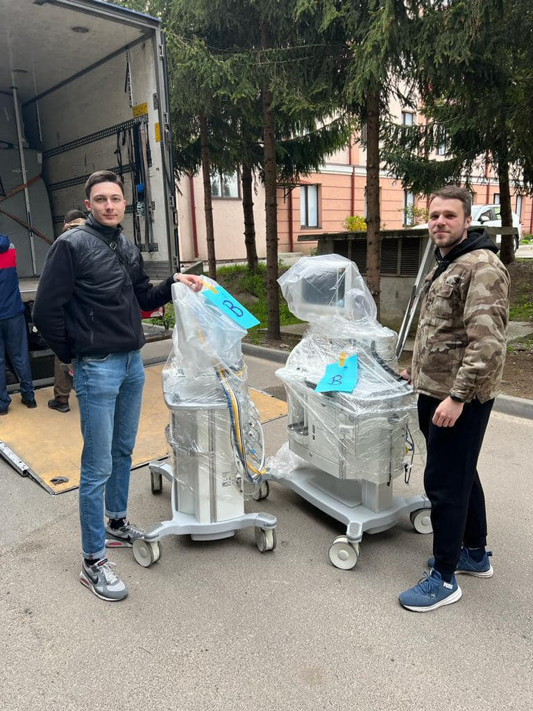 Лікарня в Тернополі отримала від шведських благодійників діалізні апарати та ШВЛ