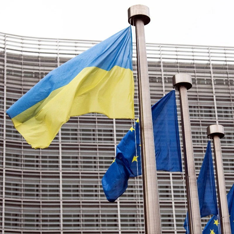 У День Європи український стяг підняли поряд із прапорами ЄС біля будівлі Єврокомісії