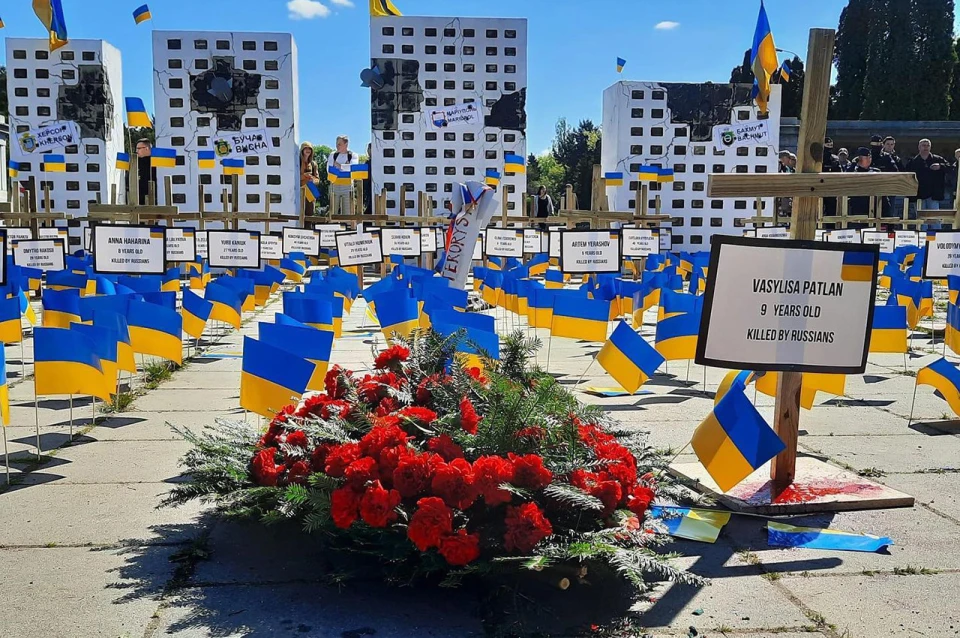 У Варшаві російський посол не зміг покласти квіти до меморіального цвинтаря через акцію протесту