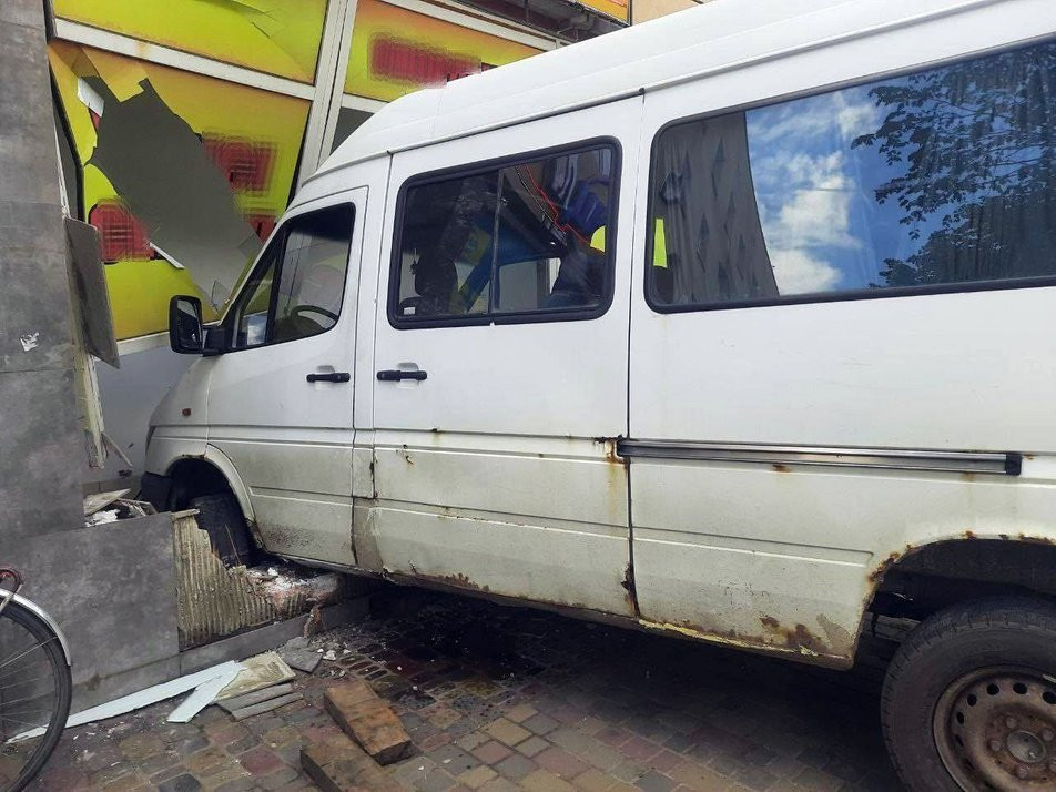 водій в'їхав у вітрину магазину