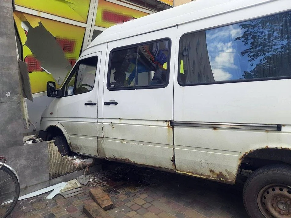 водій в'їхав у вітрину магазину