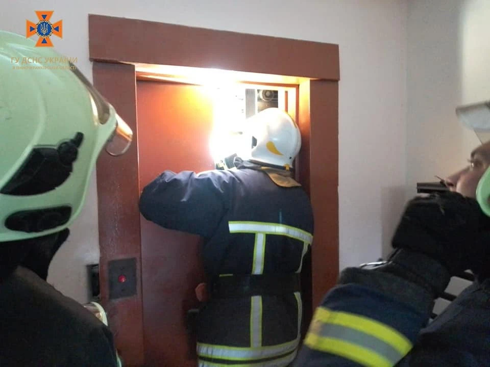 у Франківську рятувальники визволили з ліфта 20-річного хлопця