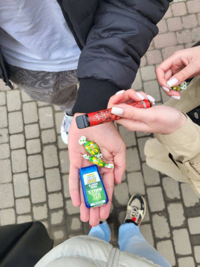 У Франківську студенти-медики обмінювали цигарки на цукерки