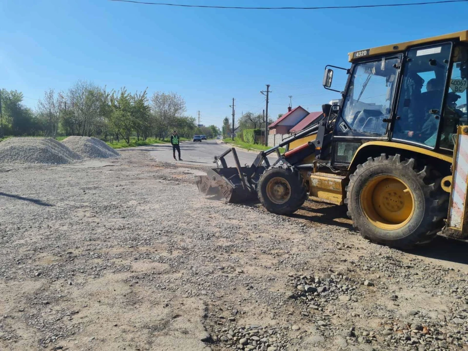 У Львові місцеві мешканці самостійно почали ремонтувати проблемну дорогу