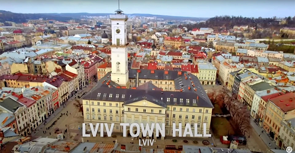 на фото Львівська ратуша