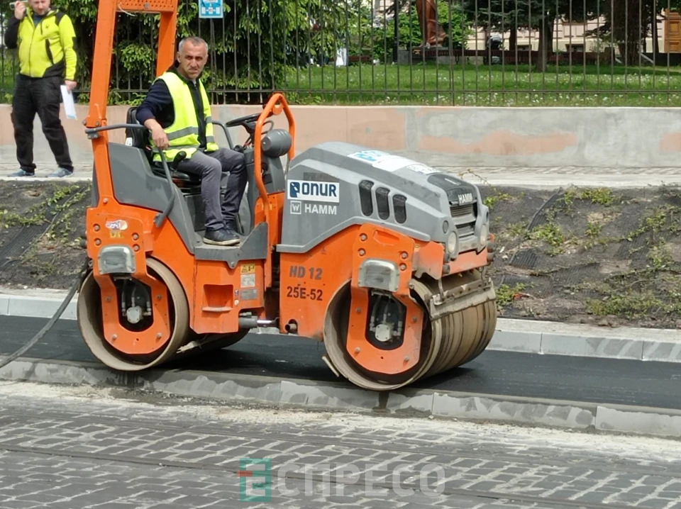 У Львові біля Органного залу облаштували велодоріжку
