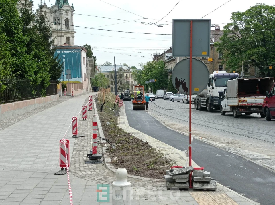 У Львові біля Органного залу облаштували велодоріжку
