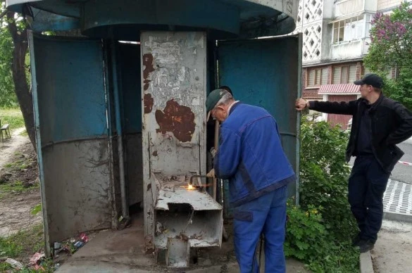 У Тернополі одну із останніх занедбаних точок продажу квасу відправили на металобрухт