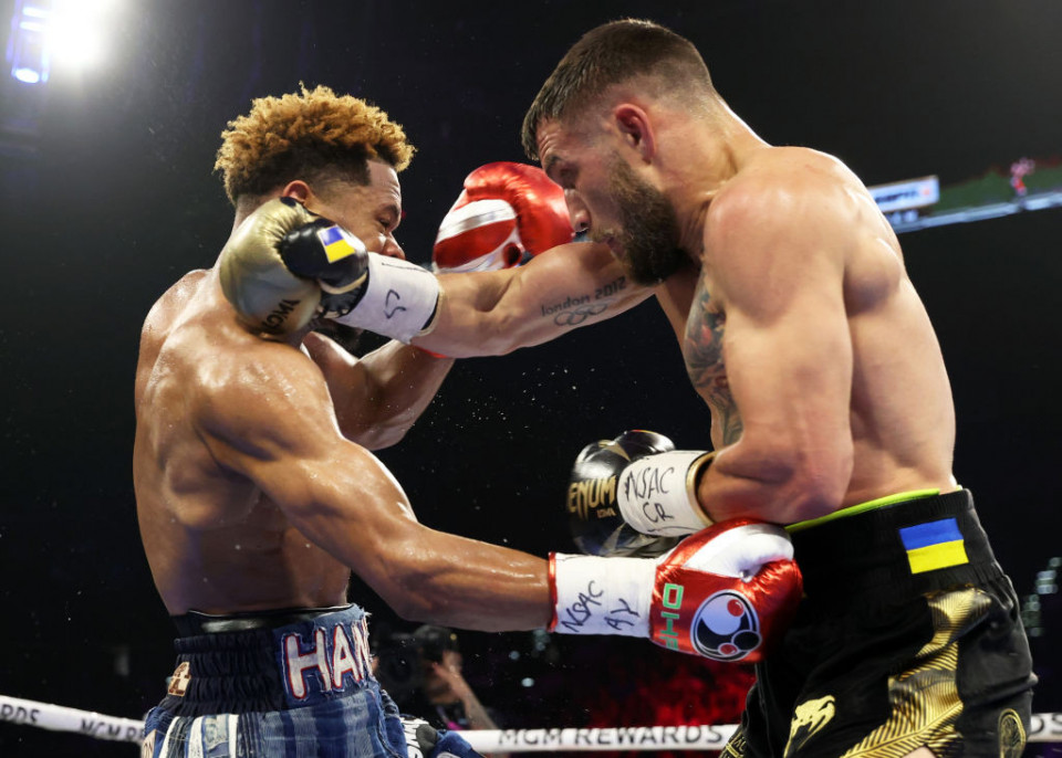 Василь Ломаченко та Девін Хейні (ліворуч)