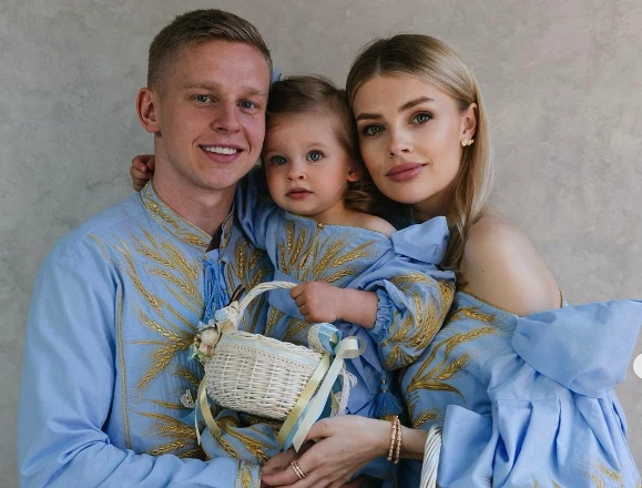 На фото: Олександр Зінченко з дружиною і донькою