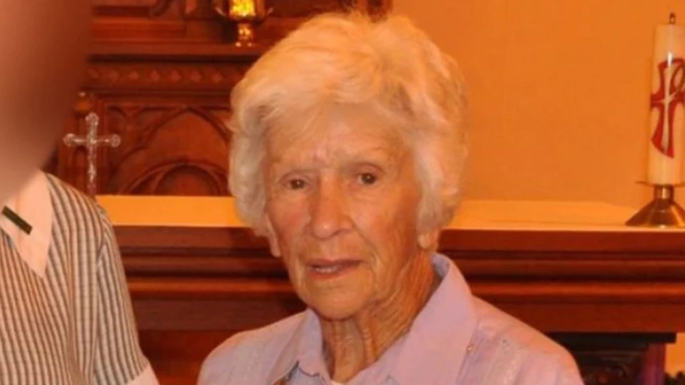 Clare Nowland, Клер Ноуленд