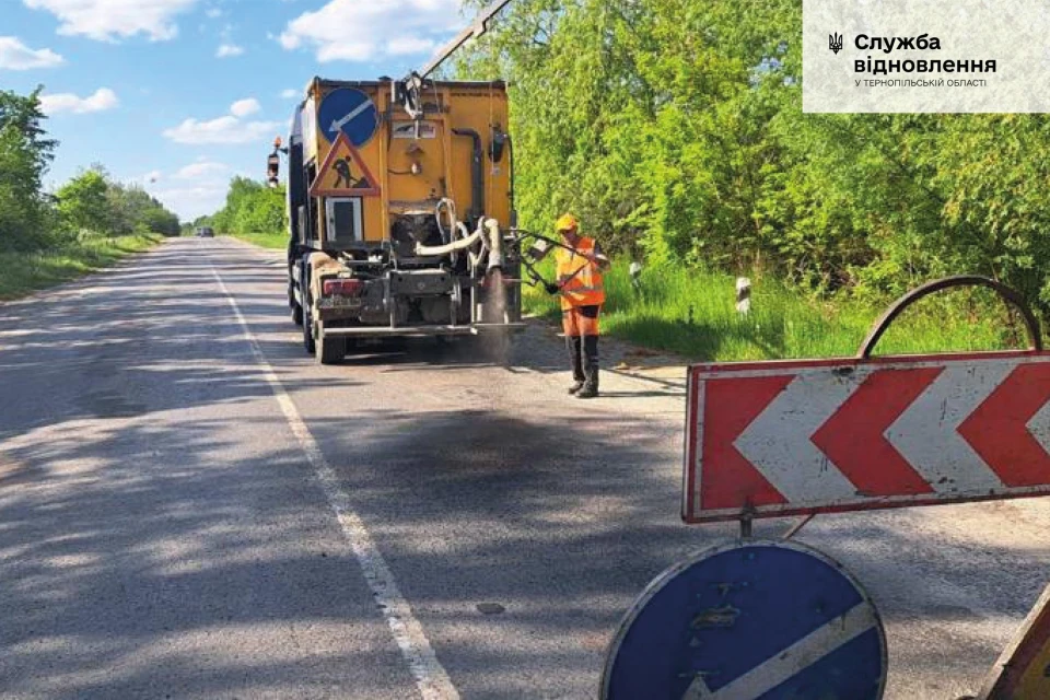 На Тернопільщині на аварійних ділянках почали ямкові ремонти доріг