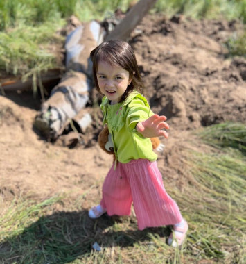 На фото: Репер Yarmak показав 3-річну донечку біля збитої російської ракети