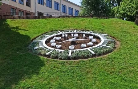 У центрі Чернівців знову запрацював квітковий годинник