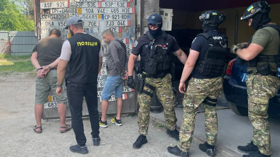 чоловік, що торгував зброєю