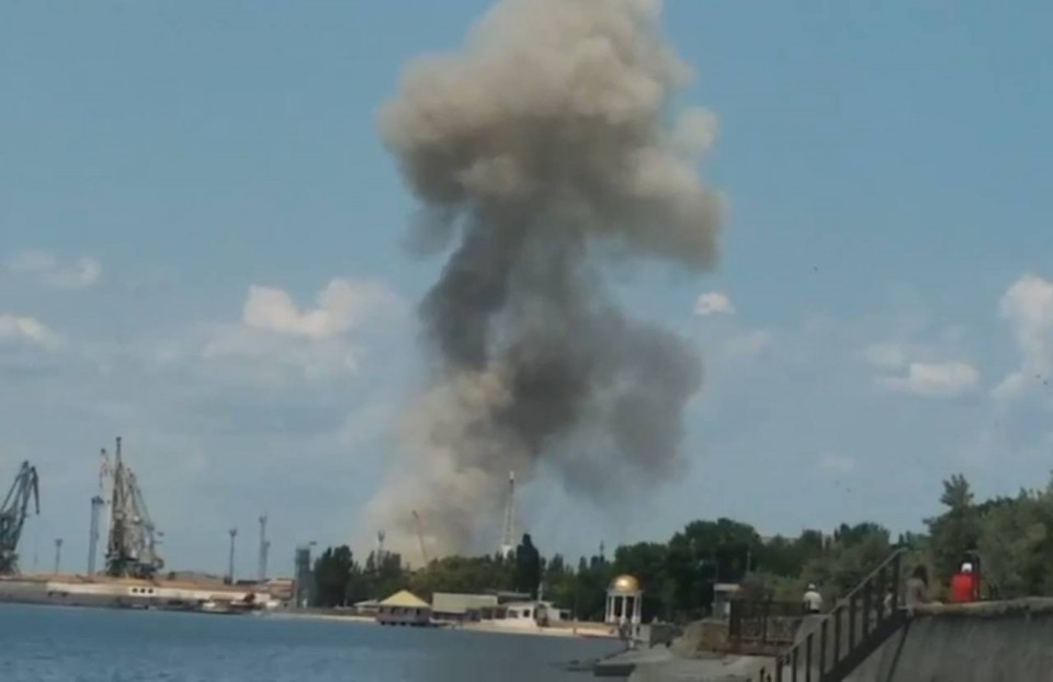на фото дим у порту Бердянська