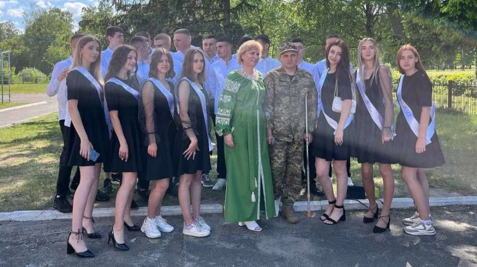 Учні 11 класу Турійського ліцею з колишнім класним керівником Віктором, який нині служить у ЗСУ