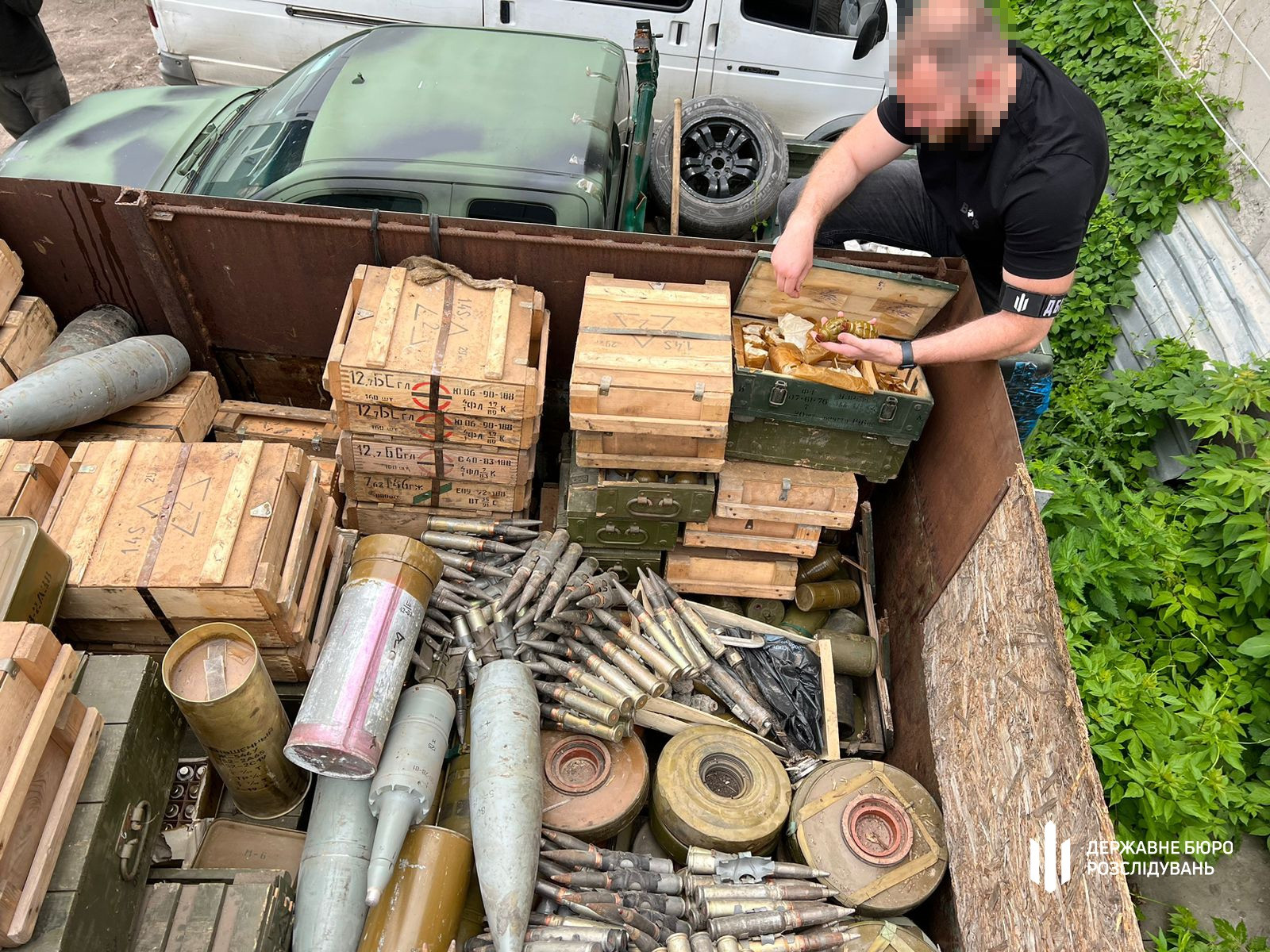 Anti-aircraft gun, mines and 10 tons of ammo: Russian cache found in ...