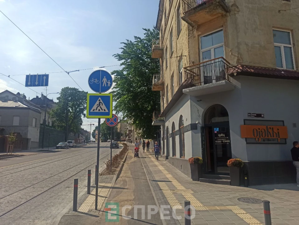 Іноді роверисти вимушені користуватися тротуаром
