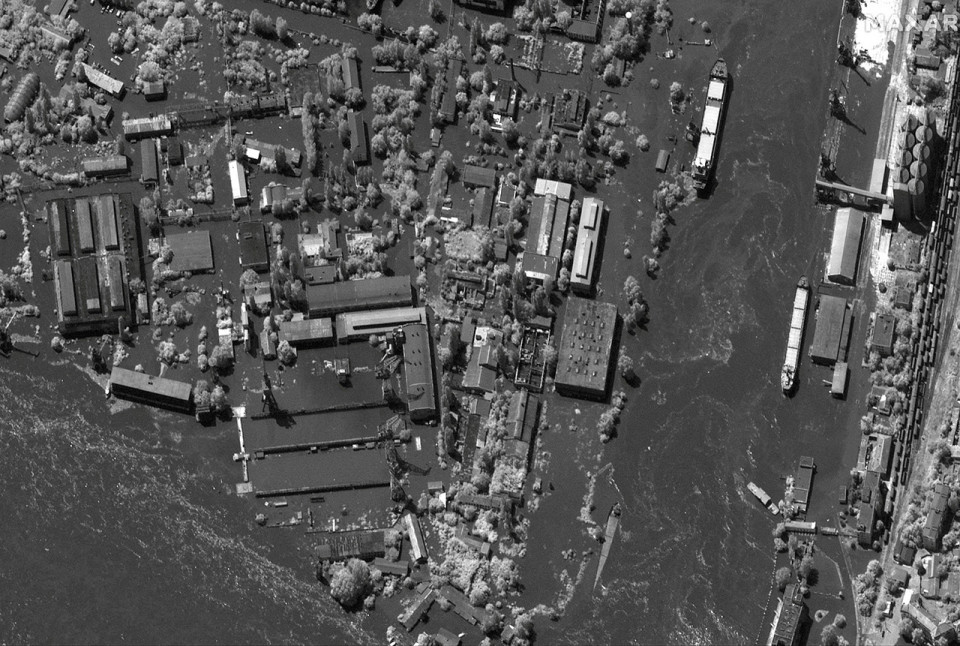 На спутниковом снимке крупным планом показано затопление Новокаховской плотины и ГЭС в Новой Каховке, Украина, 6 июня 2023 г.