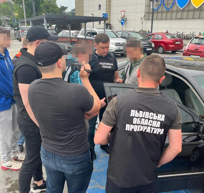 схема виїзду за кордон, затримання організатора