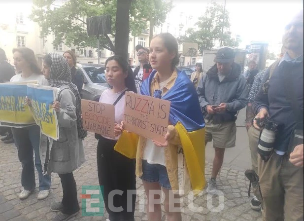 Українці у Варшаві вийшли на мітинг проти війни