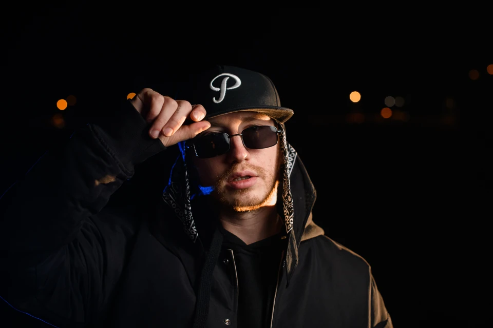 На фото: Джонні Дивний