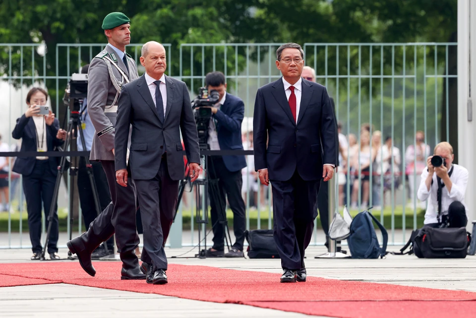 прем'єр Китаю Лі Цян у Берліні зустрічається з канцлером Шольцом