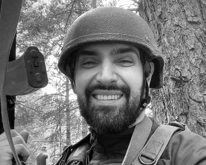 На фото: Віталій Козловський у формі показався зі зброєю