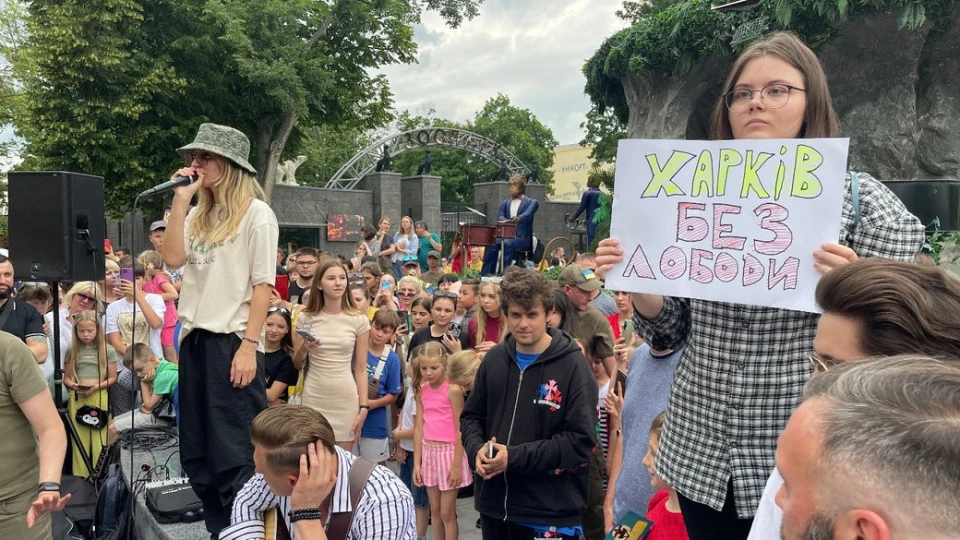 На фото: Харківʼянка на виступі Лободи з плакатом "Харків проти Лободи"