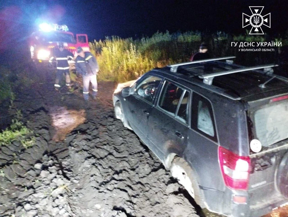 автівка застрягла у болоті