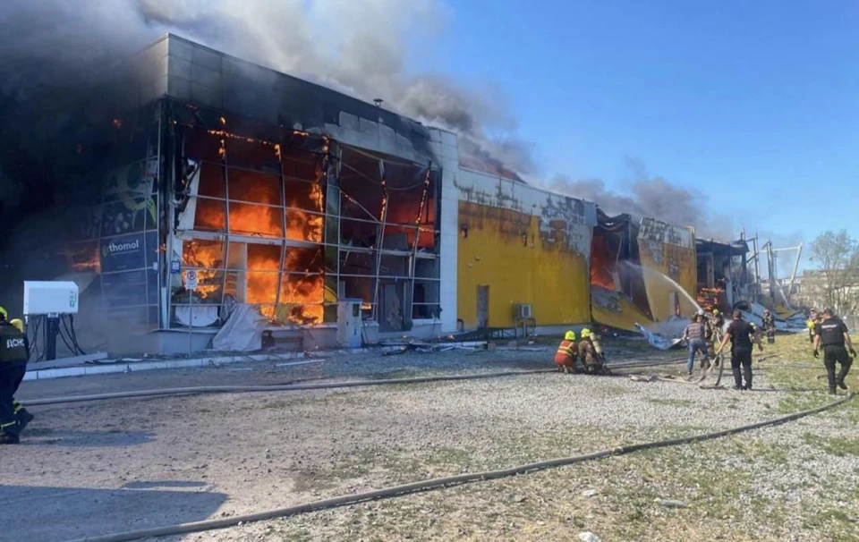 Рятувальники гасять пожежу у ТЦ "Амстор" в Кременчуці