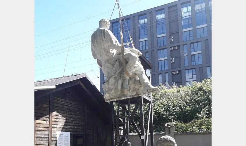 пам'ятник Мати-Батьківщина, Брюховичі