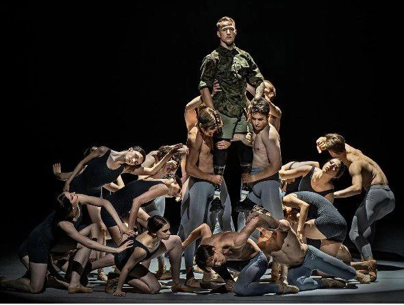 На фото: Воїн Олександр Будько, який втратив обидві ноги, станцював на протезах