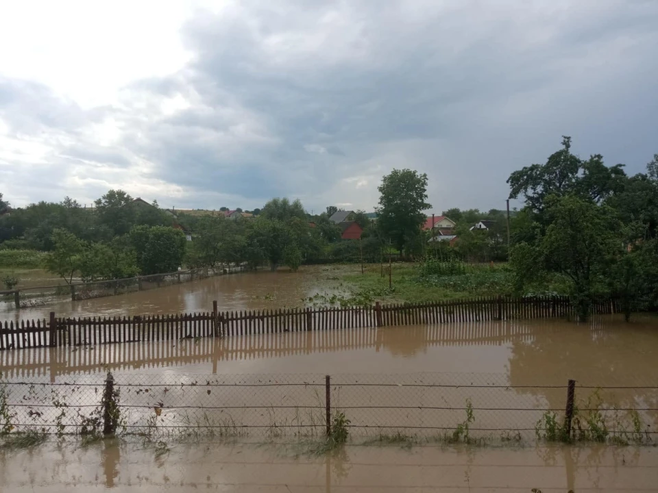 На Прикарпатті підтопило село