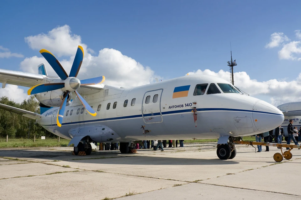 вантажно-пасажирський літак АН-140-100
