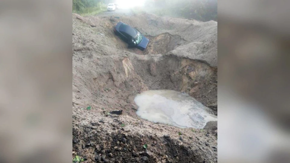 Наслідки детонації міни на автодорозі Шацьк-Піща на Волині