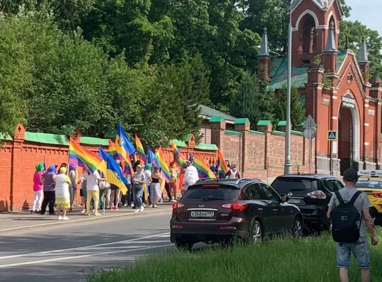 На фото: у РФ заарештували масовку з прапорами ЛГБТ та України