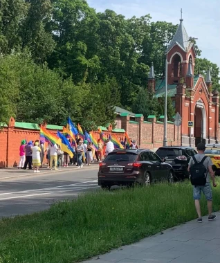 На фото: у РФ заарештували масовку з прапорами ЛГБТ та України